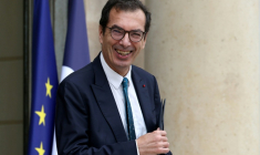 Le ministre du Travail, Jean-Pierre Farandou, quitte le palais de l'Élysée à Paris après le Conseil des ministres hebdomadaire, le 31 août 2026 ( AFP / SIMON WOHLFAHRT )
