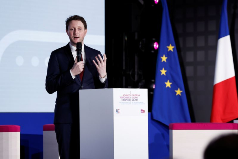 Ministre français des Transports, Clément Beaune, s'exprime lors du Sommet européen du rail à Saint-Denis