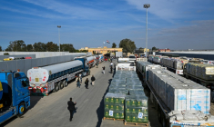 Des camions chargés d'aide humanitaire attendent de traverser la frontière vers Gaza depuis le côté égyptien du point de passage de Rafah, le 19 janvier 2025 ( AFP / Khaled DESOUKI  )