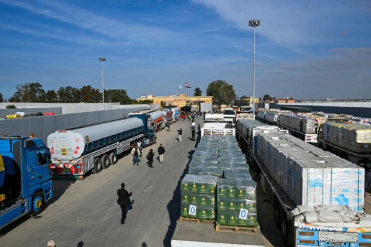 Des camions chargés d'aide humanitaire attendent de traverser la frontière vers Gaza depuis le côté égyptien du point de passage de Rafah, le 19 janvier 2025 ( AFP / Khaled DESOUKI  )
