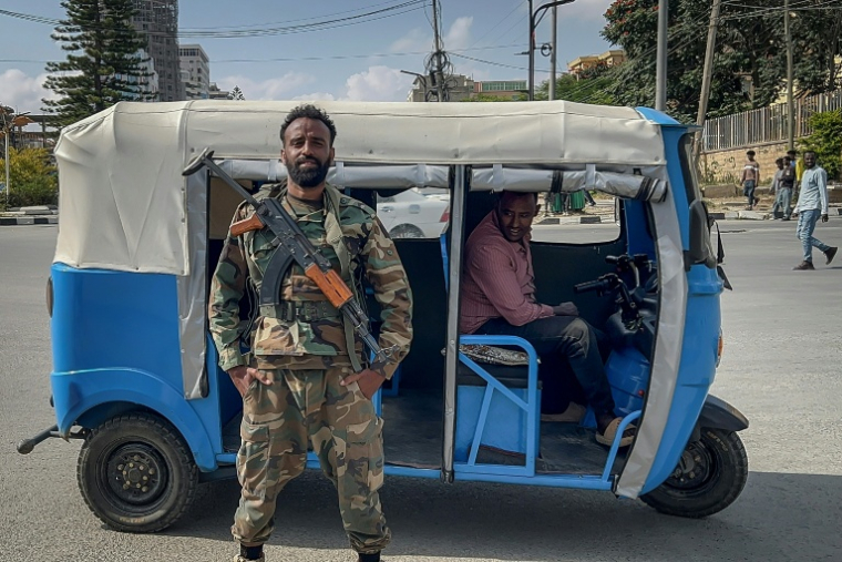 Un combattant des Forces de Paix du Tigré (TPF), milice tigréenne alliée au gouvernement fédéral éthiopien surveille le 4 octobre 2026 un carrefour de Mekele, capitale de l'Etat régional éthiopien du Tigré ( AFP / - )