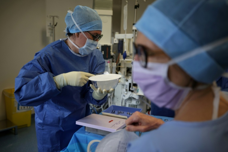 Une infirmière prépare une prothèse lors d'une opération de reconstruction mammaire pratiquée par l'onco-chirurgienne Charlotte Vaysse à l'Oncopole de Toulouse, le 11 mars 2026 ( AFP / Valentine CHAPUIS )