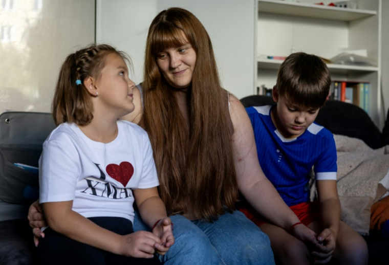 L'opposante bélarusse Antanina Kanavalava et ses enfants Anastassia et Ivan dans leur appartement à Varsovie, le 24 septembre 2025 en Pologne ( AFP / Wojtek RADWANSKI )