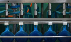 Des bouteilles de liqueur curaçao sur une ligne de production de la distillerie Willemstad, sur l'île néerlandaise de Curaçao, au large du Venezuela, le 9 avril 2026 ( AFP / Raul ARBOLEDA )