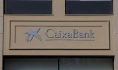 Le logo de CaixaBank à l'entrée d'une agence bancaire CaixaBank, à Malaga