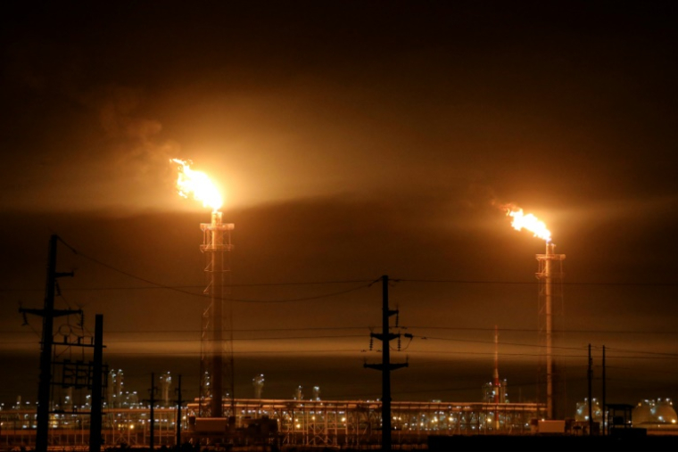 Une raffinerie de pétrole près des marais de Hawizeh, en Iral, le 25 avril 2025 ( AFP / Asaad NIAZI )