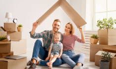 (Crédits photo : Adobe Stock - Famille venant d’emménager dans son nouveau logement, protégé par une assurance habitation complète)