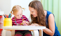 Une aide financière permet de compenser partiellement le coût de la garde d’un enfant ( crédit photo : BlueOrange Studio/Shutterstock / BlueOrange Studio )