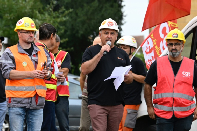 le secrétaire CGT du comité social et économique (CSE), Yann Amadoro (c) fait une déclaration à l'issue d'une marche citoyenne en soutien aux salariés de l'usine de l'aciériste NovAsco à Hagondange, le 4 septembre 2025 en Moselle ( AFP / Jean-Christophe VERHAEGEN )