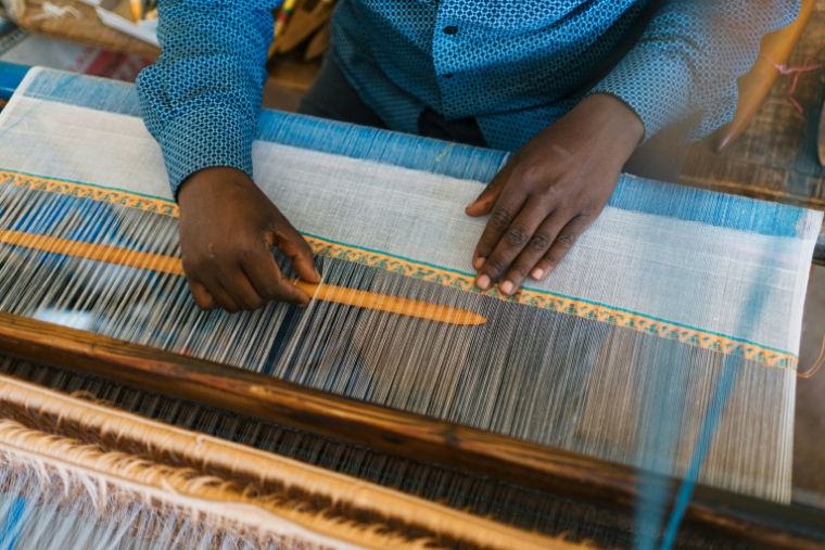 Le tisserand Asefaw Yemu dans un atelier du quartier Shiromeda à Addis Abeba, le 7 octobre 2025 en Ethiopie ( AFP / Sehin Tewabe )