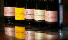 PARIS ET MOSCOU S'ENTENDENT POUR DISCUTER DE LEUR DIFFÉREND SUR LE CHAMPAGNE