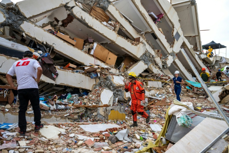 A la recherche de survivants dans les décombres, à Caraballeda, dans l'Etat de La Guaira au Venezuela, le 30 juin 2026 ( POOL / Miguel MEDINA )