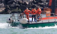 "Notre Dame du Risban", un canot de sauvetage de la SNSM, entre dans le port de Calais à la suite d'une opération de sauvetage après qu'un bateau de migrants tentant de traverser la Manche depuis la France a chaviré
