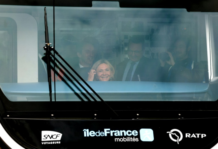 La présidente d'Ile-de-France Mobilités (IDFM) Valérie Pécresse aux commandes de la première rame du nouveau train MI20 sorti d'usine qui remplacera les vieilles rames du RER B en Ile de France, le 7 mai 2026 à Crespin (Nord) ( AFP / Francois LO PRESTI )