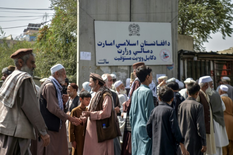 Des retraités rassemblés devant un bâtiment gouvernemental à Kaboul, le 25 août 2025 en Afghanistan ( AFP / Bais Yusufi )