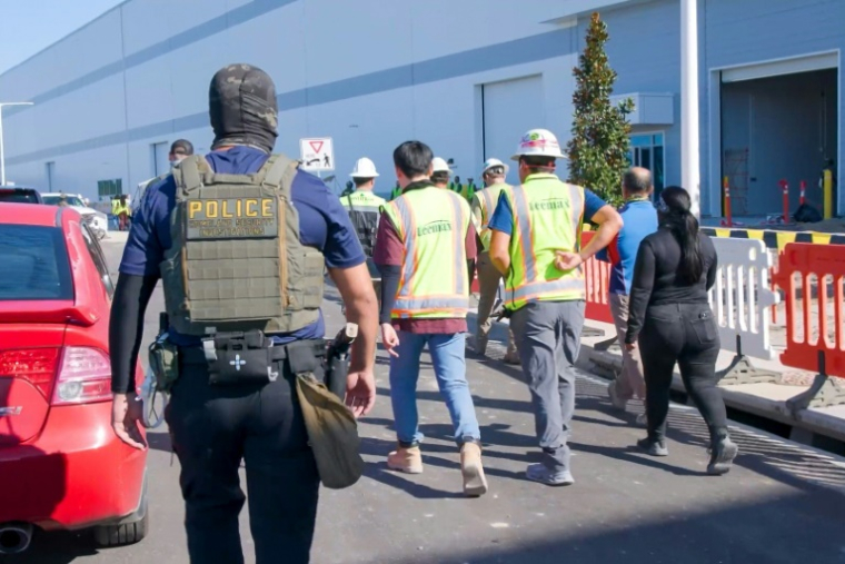 Photo diffusée par l'Immigration and Customs Enforcement (ICE) des États-Unis, le 5 septembre 2025, montrant un policier lors d'un mandat de perquisition fédéral dans une entreprise à Ellabell, en Géorgie, le 4 septembre 2025 ( US Immigration and Customs Enforcement / - )