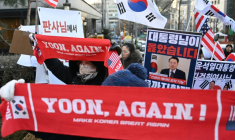 Des partisans de l'ancien président sud-coréen destitué, Yoon Suk Yeol, rassemblés devant le tribunal du district central de Séoul où doit se tenir son dernier procès pénal pour insurrection, le 13 janvier 2026 ( AFP / Jung Yeon-je )