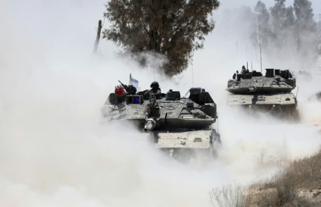 Des chars israéliens se déploient à la bordure de la bande de Gaza, le 20 mai 2025 ( AFP / Jack GUEZ )