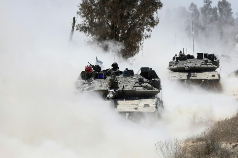 Des chars israéliens se déploient à la bordure de la bande de Gaza, le 20 mai 2025 ( AFP / Jack GUEZ )