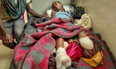 Iyerusalem, 10 ans, soigne ses blessures aux jambes le 6 octobre 2026, sur un lit de l'hôpital Ayder de Mekele, son père à ses côtés ( AFP / - )