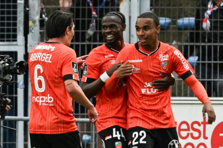 La joie des Lorientais après le 2e de leurs 4 buts inscrits face à Caen, le 26 avril 2025 au Moustoir ( AFP / Sebastien Salom-Gomis )