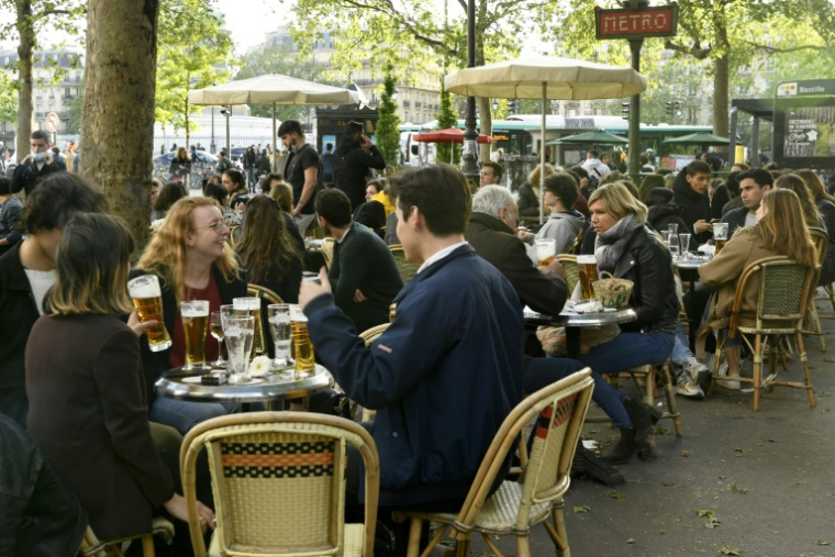 Une terrasse de brasserie à Paris, le 19 mai 2021 ( AFP / Bertrand GUAY )