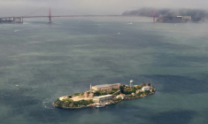 Vue aérienne de l'ancienne prison d'Alcatraz, dans la baie de San Francisco en Californie, le 16 mai 2024 ( AFP / JOSH EDELSON )