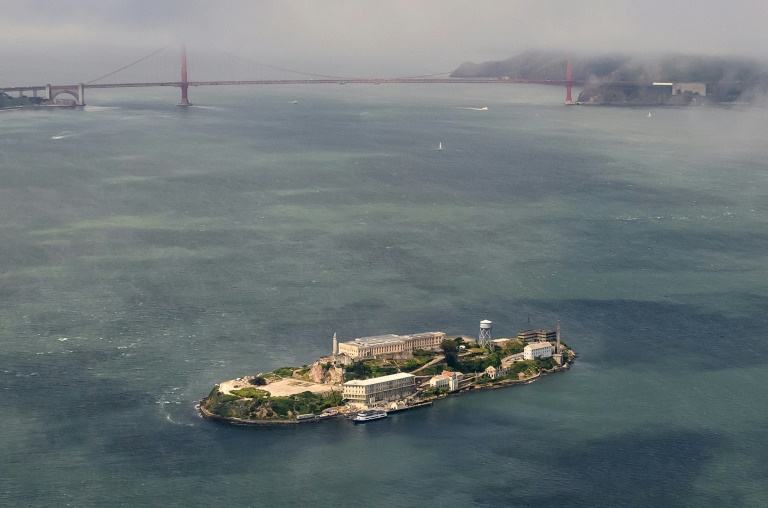 Vue aérienne de l'ancienne prison d'Alcatraz, dans la baie de San Francisco en Californie, le 16 mai 2024 ( AFP / JOSH EDELSON )