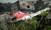 Des débris du Boeing d'Air India au lendemain de son crash dans un quartier résidentiel, près de l'aéroport d'Ahmedabad, le 13 juin 2025 en Inde ( AFP / Punit PARANJPE )