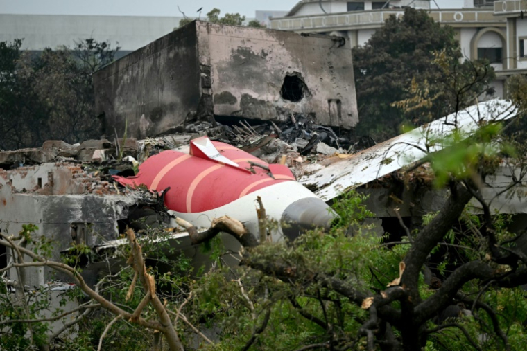 Des débris du Boeing d'Air India au lendemain de son crash dans un quartier résidentiel, près de l'aéroport d'Ahmedabad, le 13 juin 2025 en Inde ( AFP / Punit PARANJPE )