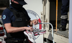 Les douanes procèdent à la destruction de produits contrefaits, dans le prolongement de l’opération menée au marché du Soleil en  février, qui avait conduit à la saisie de marchandises contrefaisantes, ainsi qu’à la fermeture administrative du lieu , Marseille, le 18 juin 2026 ( AFP / Thibaud MORITZ )