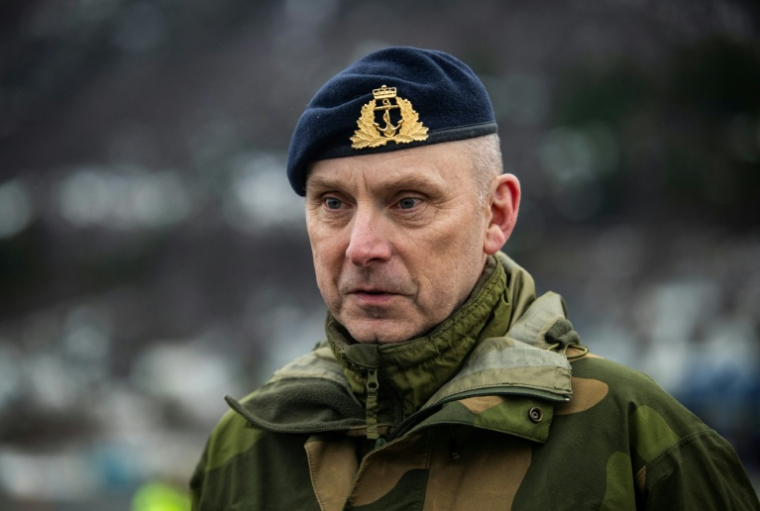Le vice-amiral Rune Andersen, commandant du quartier général interarmées norvégien, responsable de l'exercice Cold Response de l’Otan, lors d'un exercice simulant l'arrivée d'un train transportant des victimes militaires et civiles à Narvik, le 12 mars 2026 en Norvège ( AFP / John MACDOUGALL )