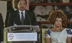 Le président Paul Biya, accompagné de son épouse Chantal Biya, lors d'un meeting de campagne à Maroua, le 7 octobre 2025 ( AFP / ROBERT FIMBAYE )