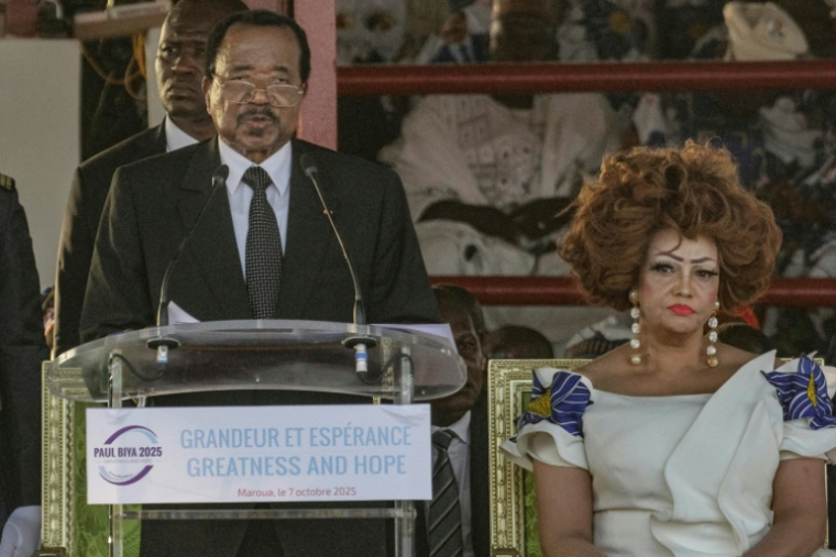 Le président Paul Biya, accompagné de son épouse Chantal Biya, lors d'un meeting de campagne à Maroua, le 7 octobre 2025 ( AFP / ROBERT FIMBAYE )