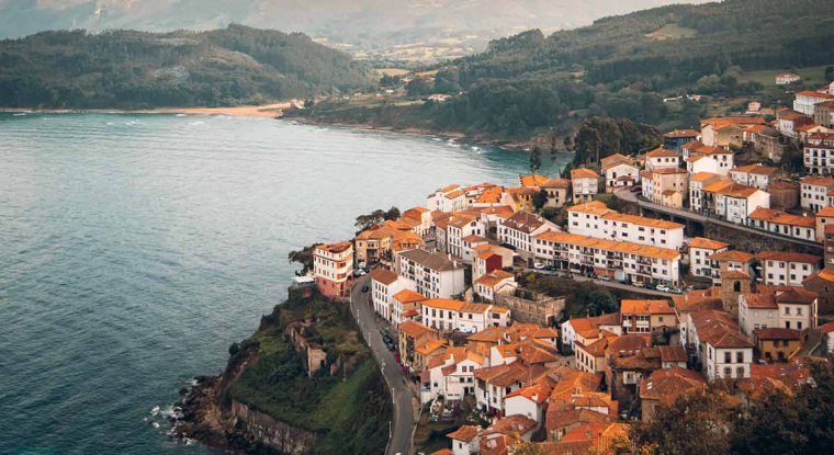 On peut trouver dans l’arrière-pays des maisons de près de 100 m2 , à restaurer entièrement, pour un peu plus de 10.000 euros. (© UNSPLASH)