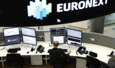 Un analyste boursier travaille au siège d'Euronext