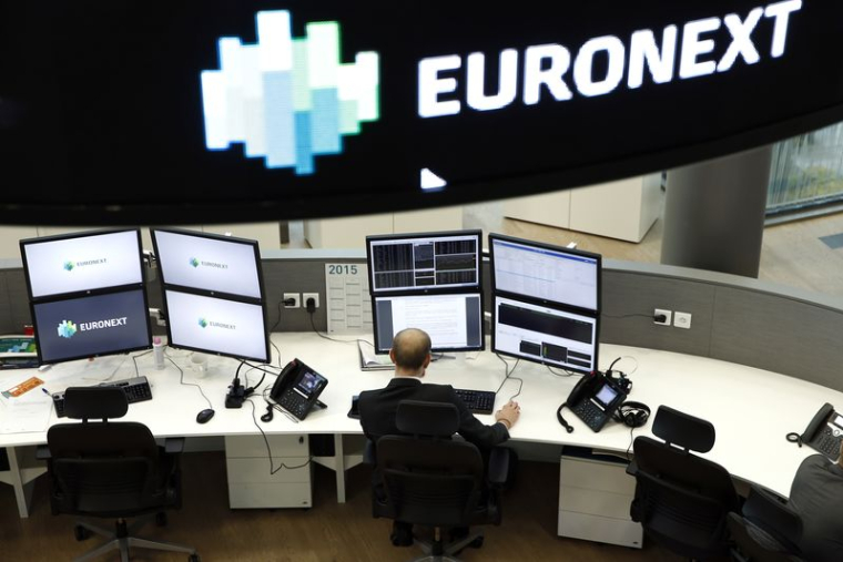 Un analyste boursier travaille au siège d'Euronext