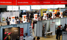 Des visiteurs assistent à un salon de l'emploi pour les migrants à Berlin