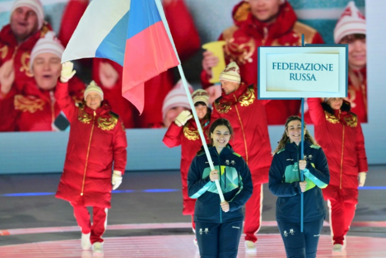 Des membres de la délégation russe lors de la cérémonie d'ouverture des Jeux paralympiques de Milan-Cortina, le 6 mars 2026 à Vérone ( AFP / Stefano RELLANDINI )