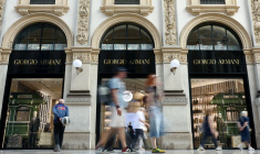 Des passants devant une boutique Giorgio Armani à Milan