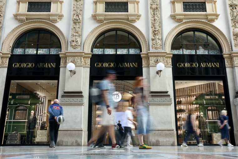 Des passants devant une boutique Giorgio Armani à Milan