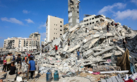 Des Palestiniens fouillent les décombres sur le site de l’effondrement de la tour Soussi, détruite plus tôt par un bombardement israélien, dans la ville de Gaza le 6 septembre 2025 ( AFP / Omar AL-QATTAA )