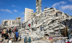 Des Palestiniens fouillent les décombres sur le site de l’effondrement de la tour Soussi, détruite plus tôt par un bombardement israélien, dans la ville de Gaza le 6 septembre 2025 ( AFP / Omar AL-QATTAA )