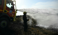 Des pompiers éteignent des cendres chaudes à côté d'Albas, dans le massif des Corbières, le 9 août 2025 ( AFP / Bertrand GUAY )