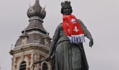 La statue de la déesse porte le grand foulard du club de football LOSC Lille, à Lille