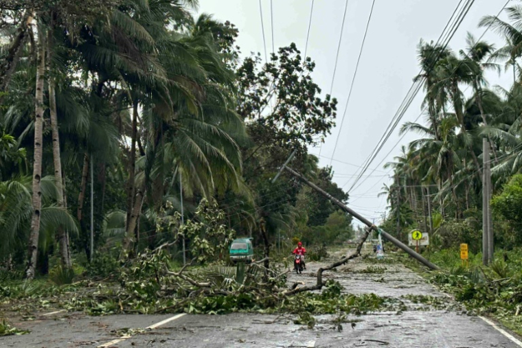Une route de la province de Leyte aux Philippines après le passage du typhon Kalmaegi, le 4 novembre 2025 ( AFP / - )