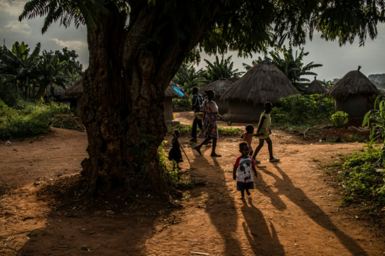 Le 4 septembre 2025, des habitants circulent dans un village situé dans une zone fortement touchée dans les années 1990/2000 par les attaques sanguinaires de l'Armée de résistance du Seigneur (LRA) dans le district de Gulu, dans le nord de l'Ouganda. ( AFP / Stuart Tibaweswa )