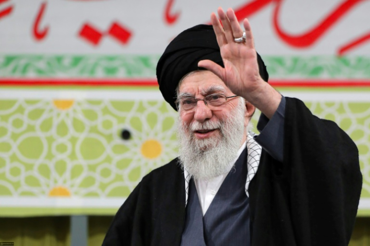 Photo diffusée par le bureau du Guide suprême iranien, l'ayatollah Ali Khamenei, le montrant en train de saluer à Téhéran le 1er février 2026 ( KHAMENEI.IR / - )