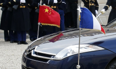 Des drapeaux nationaux français et chinois