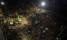 Des pompiers ukrainiens travaillent sur le site d'un immeuble d'habitation gravement endommagé par un tir de missile russe à Kharkov